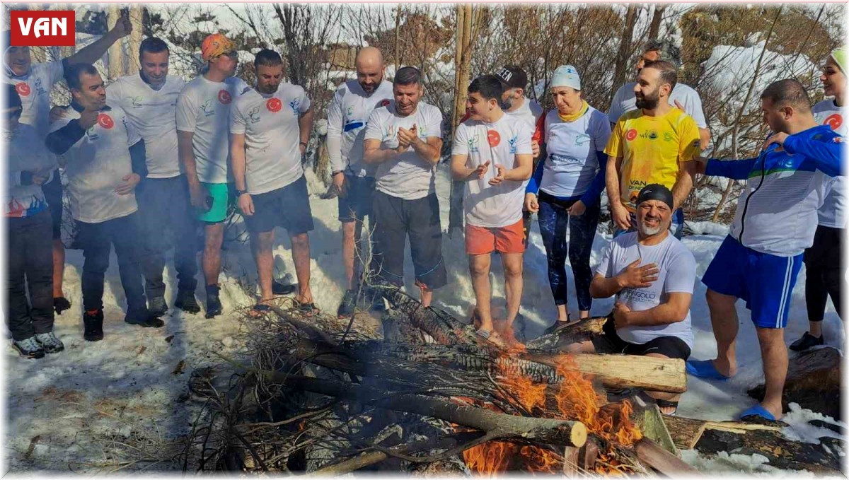 Van G L Aktivistleri Eksi Derecede Suya Girdi Van Haber Haberleri