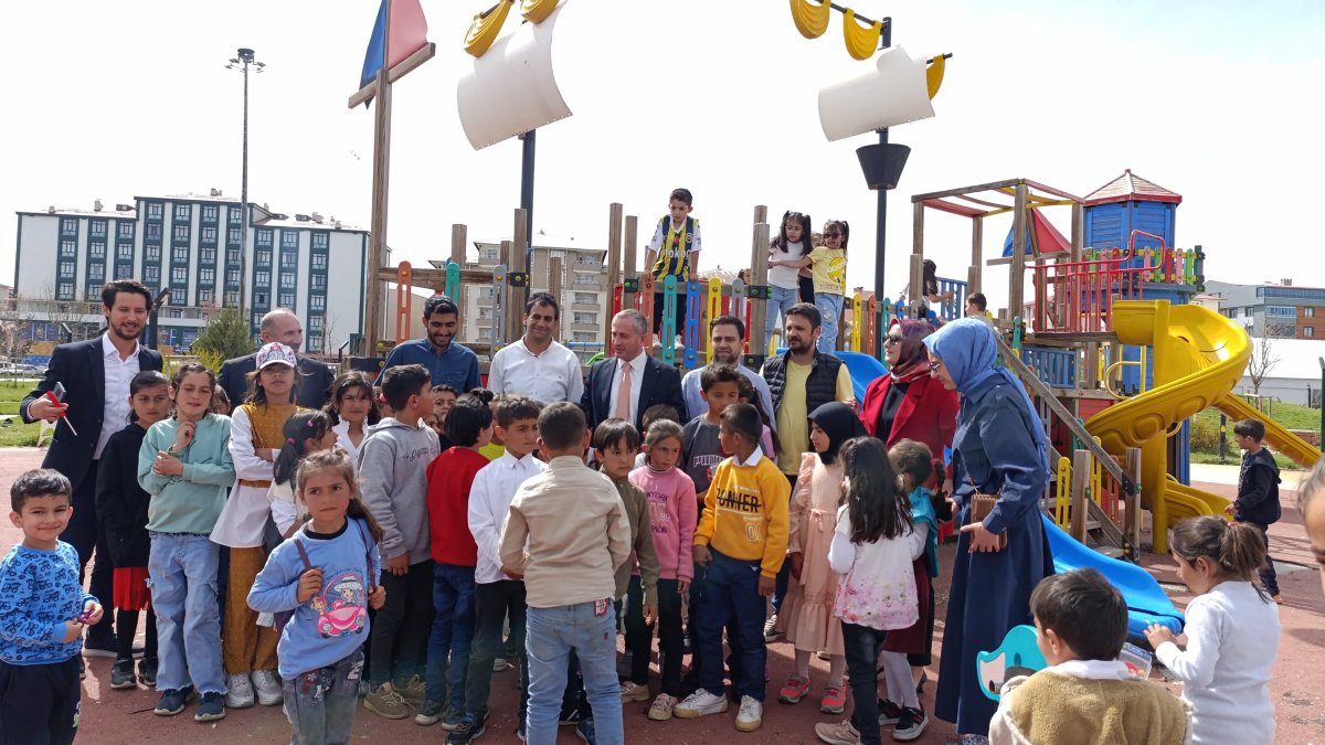 Ağrı'da köy çocukları 23 Nisan'ı Millet Parkı'nda kutladı