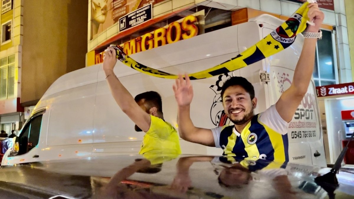 Ağrı'da şampiyonluk kutlamasına Fenerbahçeliler bayraklarıyla katıldı