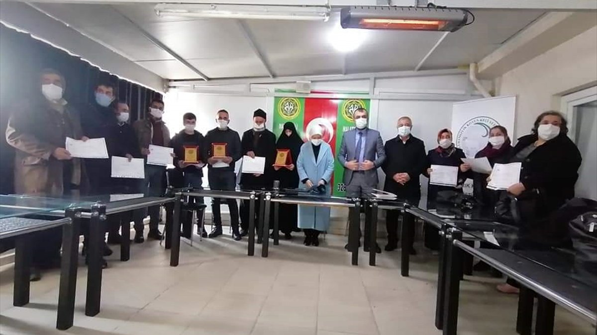 AK Parti Malatya Milletvekili Öznur Çalık'tan kursiyerlere sertifika