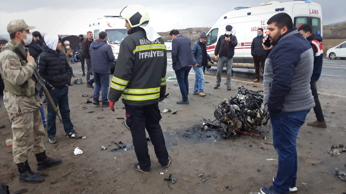 Bingöl'de 2 otomobil çarpıştı: 1 ölü, 2 yaralı
