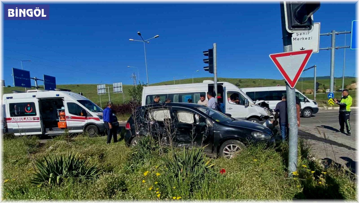 Bingöl'de otomobil ile minibüs çarpıştı: 9 yaralı