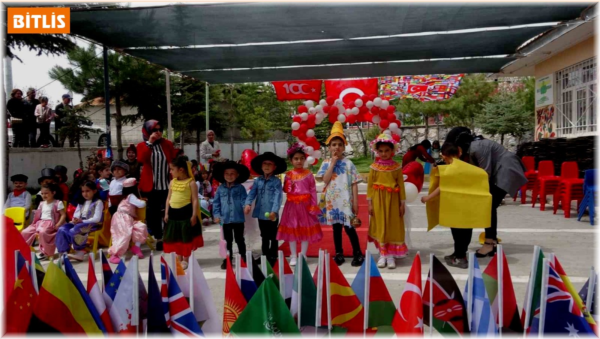 Bitlis'te 120 öğrenci 32 ülkenin kostümleriyle defile yaptı