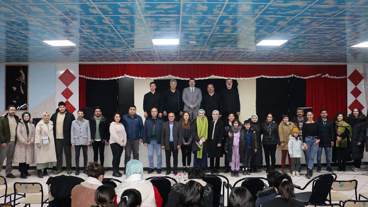 Diyadin'de 'Şahidimiz Anadolu' Tiyatro Gösterisi Büyük Beğeni Topladı