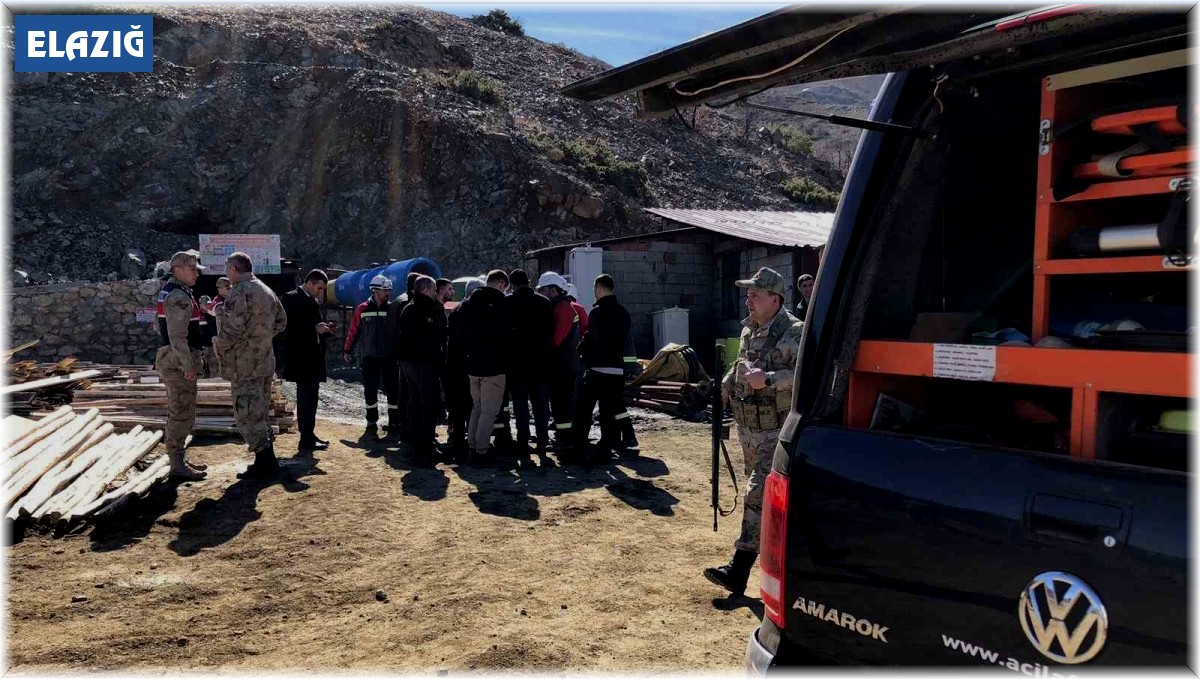 Elazığ'ın Alacakaya ilçesinde bir maden ocağında göçük meydana geldi. İlk belirlemelere göre 3 kişi toprak altında kalırken, bölgeye AFAD, UMKE, 112 Acil Sağlık ve güvenlik güçleri sevk edildi.