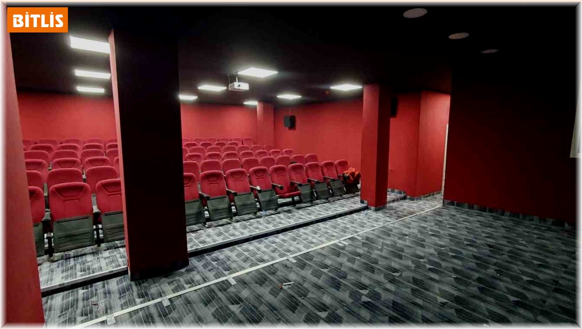 Güroymak Belediyesi konferans salonunu sinemaya çevirdi