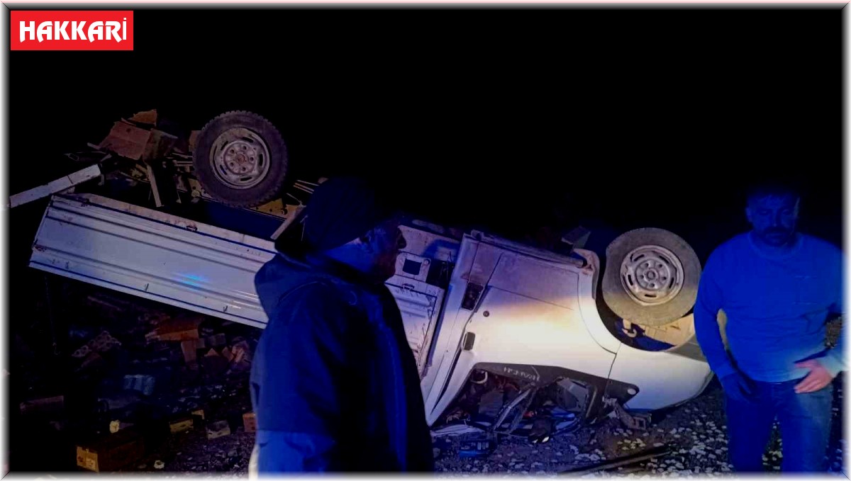 Hakkari'de lastiği patlayan kamyonet kaza yaptı: 2 hafif yaralı