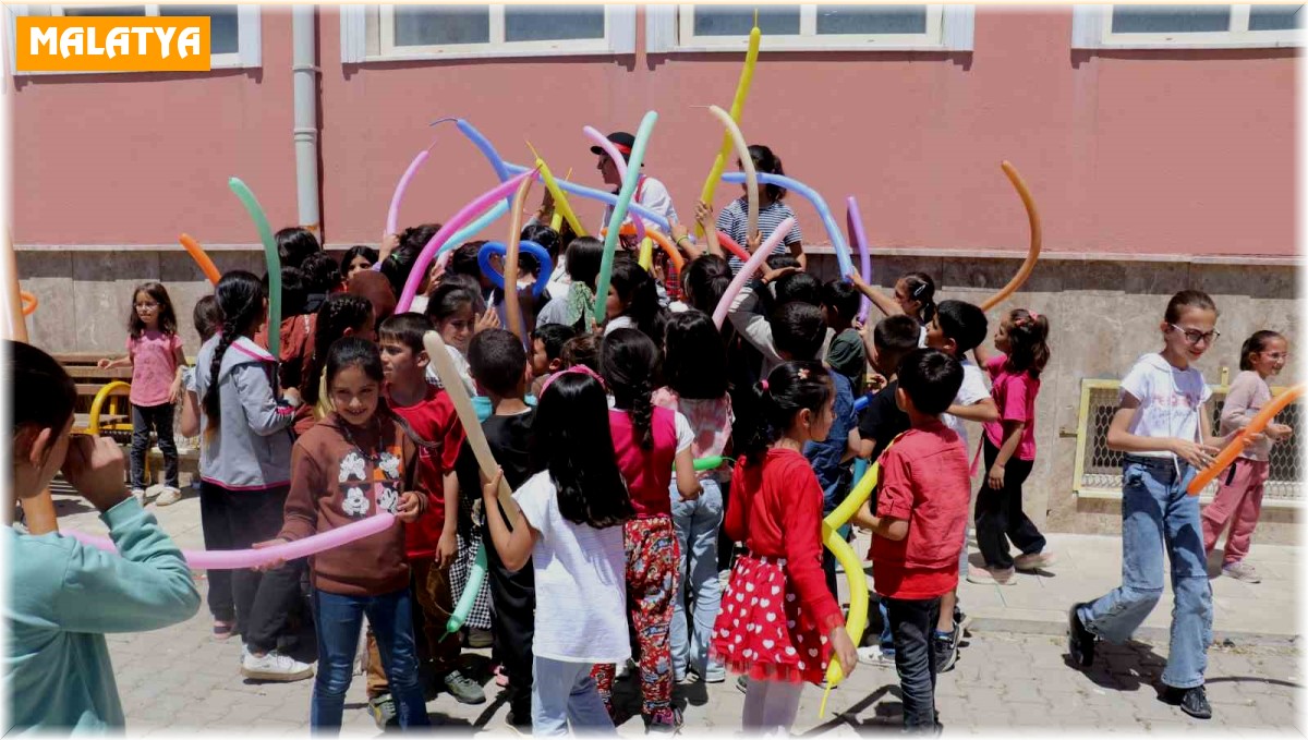Malatya'da okul okul gezip öğrencileri eğlendiriyorlar