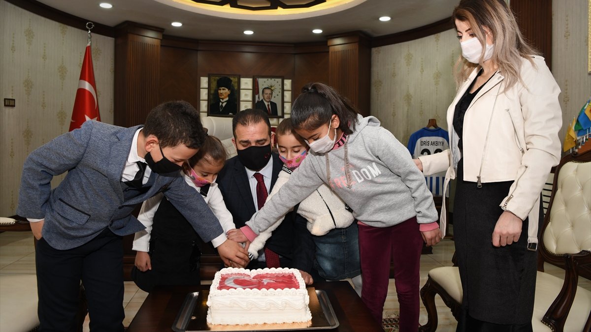 Şehit torunlarının Vali Akbıyık'a doğum günü sürprizi