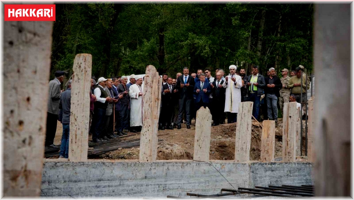 Vali Çelik, Yeşilova Camisi'nin temelini attı
