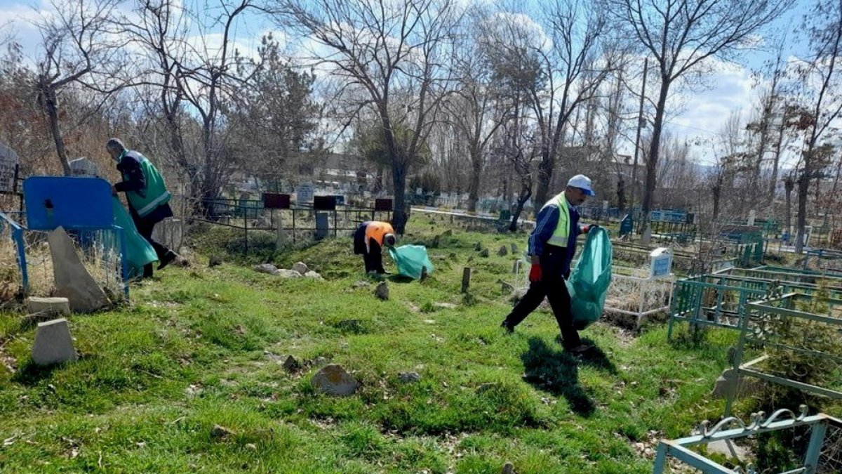 Van'daki mezarlıklarda bahar temizliği