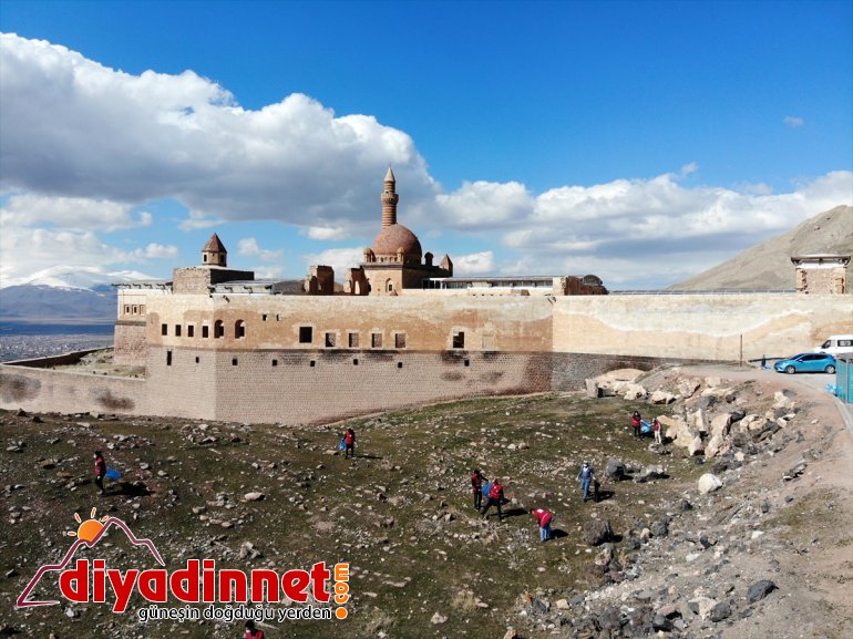 Türk Kızılay gönüllüleri, tarihi İshak Paşa Sarayı çevresini çöplerden arındırdı