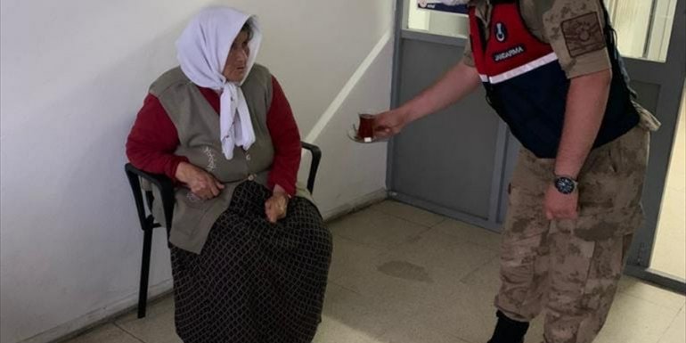 Ardahan'da jandarma ekiplerinin bulduğu kayıp yaşlı kadın ailesine ulaştırıldı