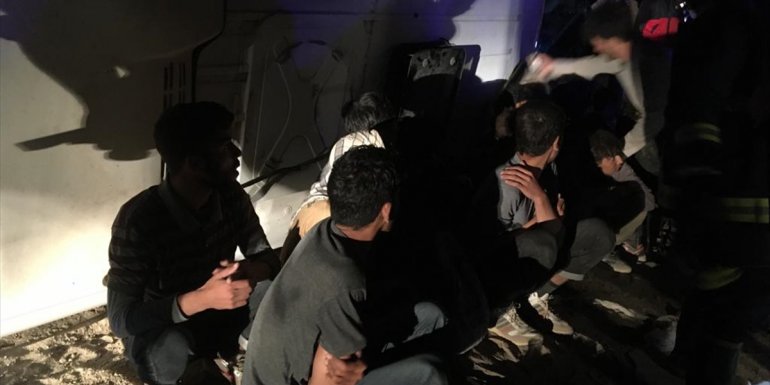 Van'da düzensiz göçmenleri taşıyan minibüs devrildi: 9 yaralı