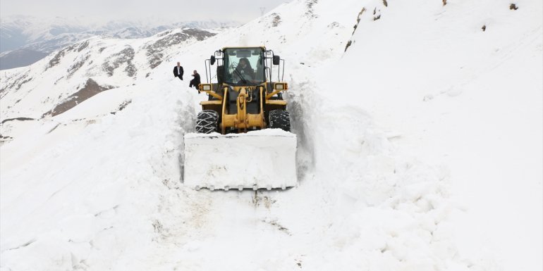 Bitlis'te 2 bin 500 rakımlı köy yolunda karla mücadele çalışması