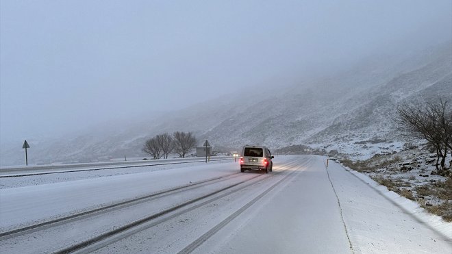 Ağrı-Iğdır kara yolunda kar yağışı nedeniyle ulaşımda aksamalar yaşanıyor