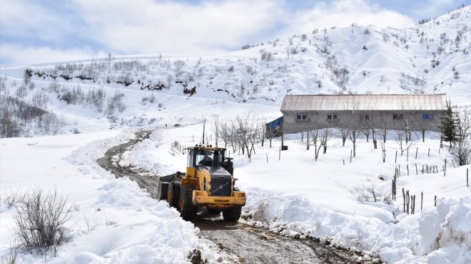 Bitlis'te kapalı köy yollarının açılması için çalışmalar devam ediyor