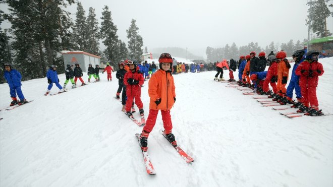 Kars'ta eğitim alan 'Karın Yıldızları', Nevruz Bayramı'nda kayaklı gösteri yaptı