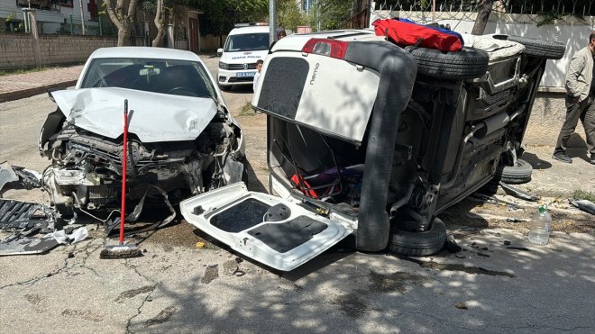Elazığ'da otomobille çarpışan hafif ticari aracın sürücüsü yaralandı