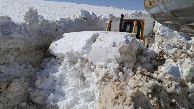 Hakkari'de ekipler karla kaplı üs bölgesinin yolunu açmak için çalışma yürütüyor