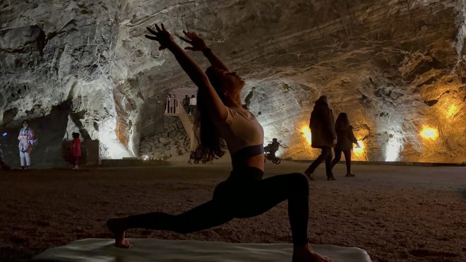 Tuz Dağı'nda yerin 80 metre altında yoga