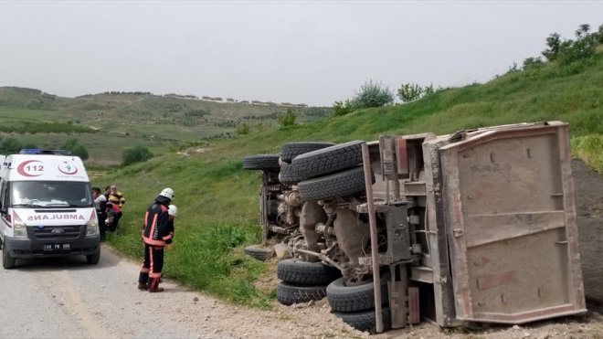 Malatya'da devrilen kamyonun sürücüsü yaralandı