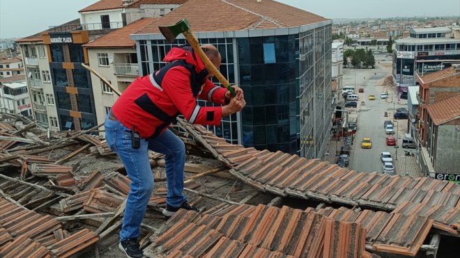 Malatya'da ağır hasarlı binaların çatısından sarkan bölümler itfaiye ekiplerince söküldü
