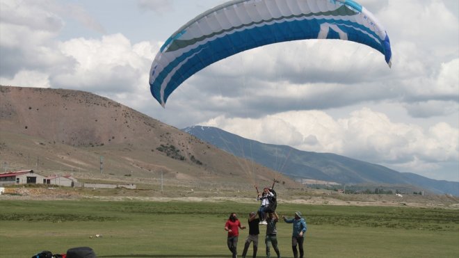 Erzincan'da engelliler rafting ve yamaç paraşütü heyecanı yaşadı