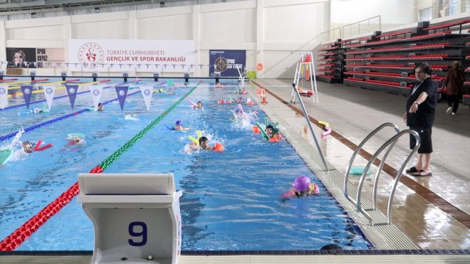 Deniz seviyesinden bin 800 metre yükseklikteki Erzurum'da geleceğin yüzücüleri yetişiyor