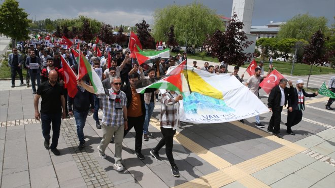 Van YYÜ'de akademisyen ve öğrenciler Filistin için 'sessiz yürüyüş' eylemlerini sürdürdü