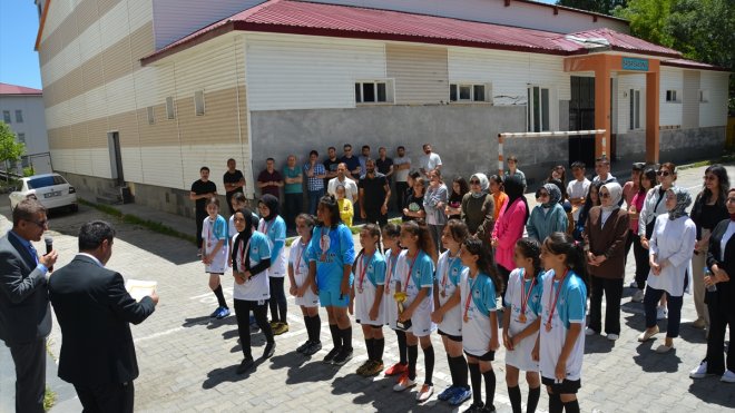 Bitlis'teki kız futbol takımı Türkiye üçüncüsü oldu