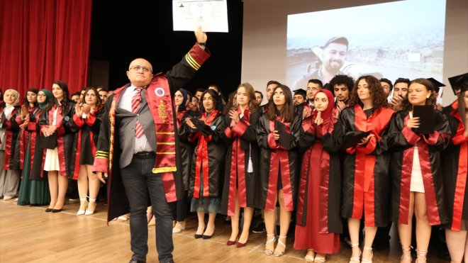 Depremde hayatını kaybeden üniversite öğrencisinin diplomasını sınıf arkadaşları aldı