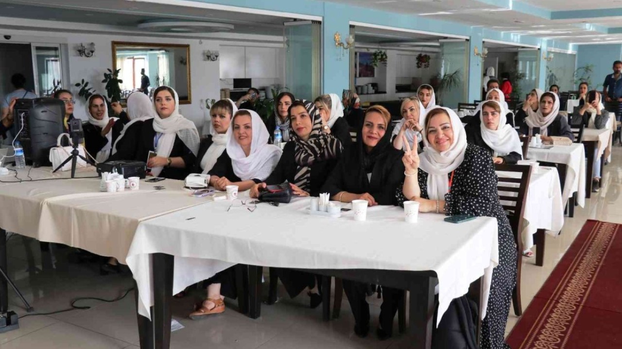 İranlı kadın kuaförleri önce eğitim aldı sonra tarihi yerleri gezdi