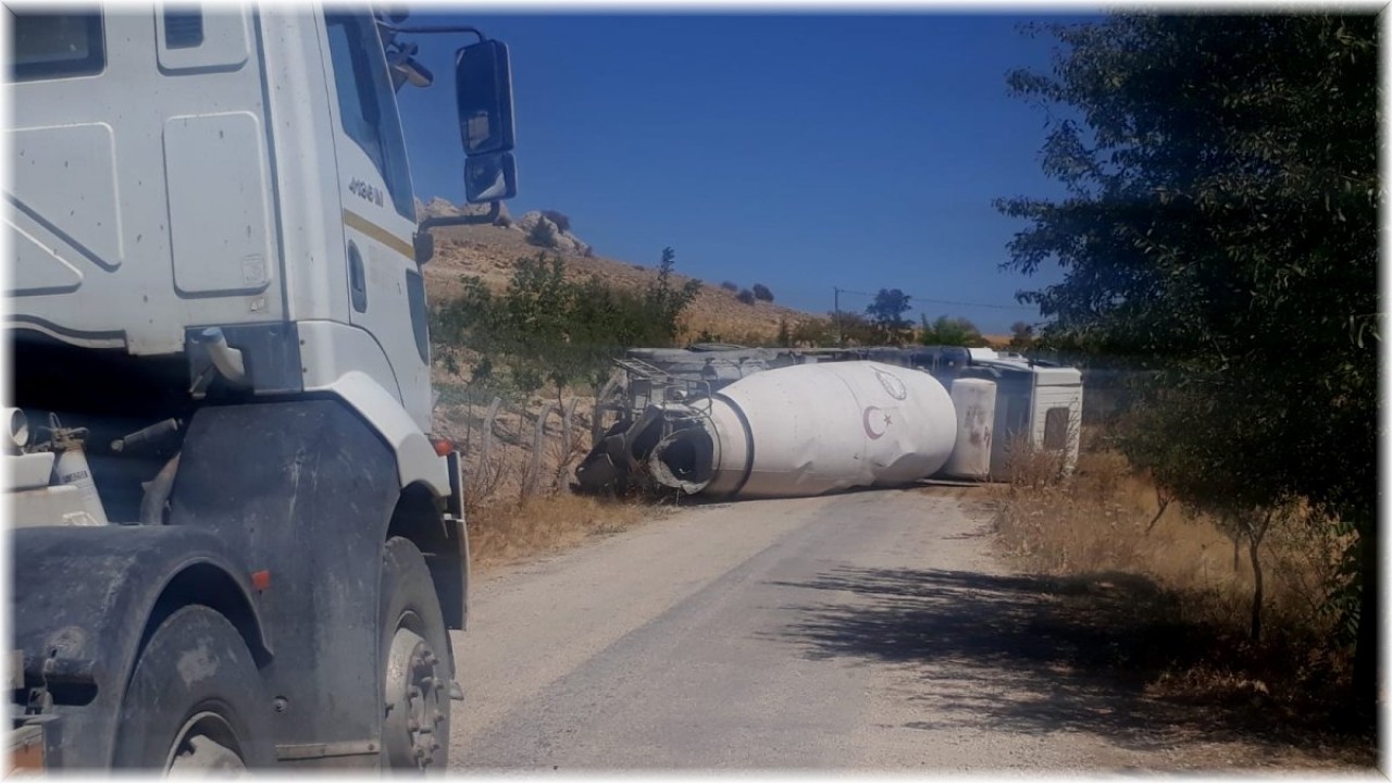 Freni boşalan beton mikseri devrildi, yol trafiğe kapandı