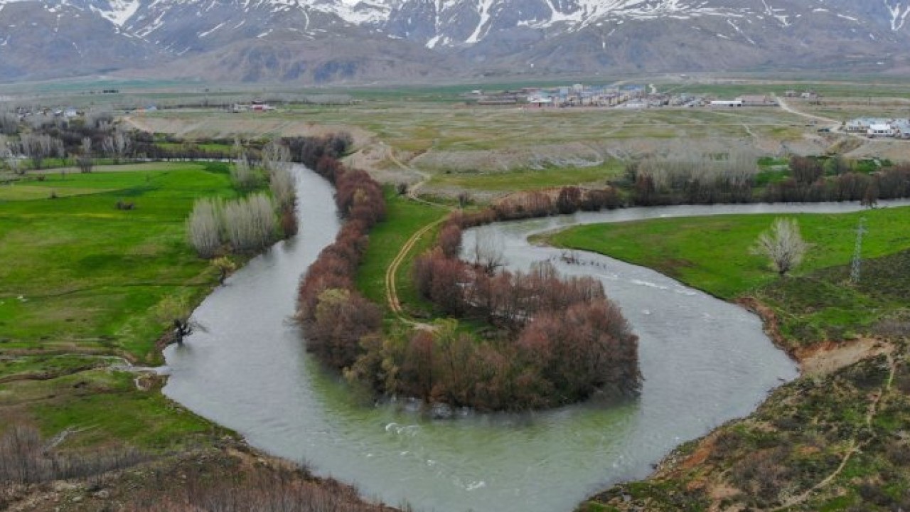 Ovacık dağlarında kış, ovalarında bahar güzelliği yaşanıyor