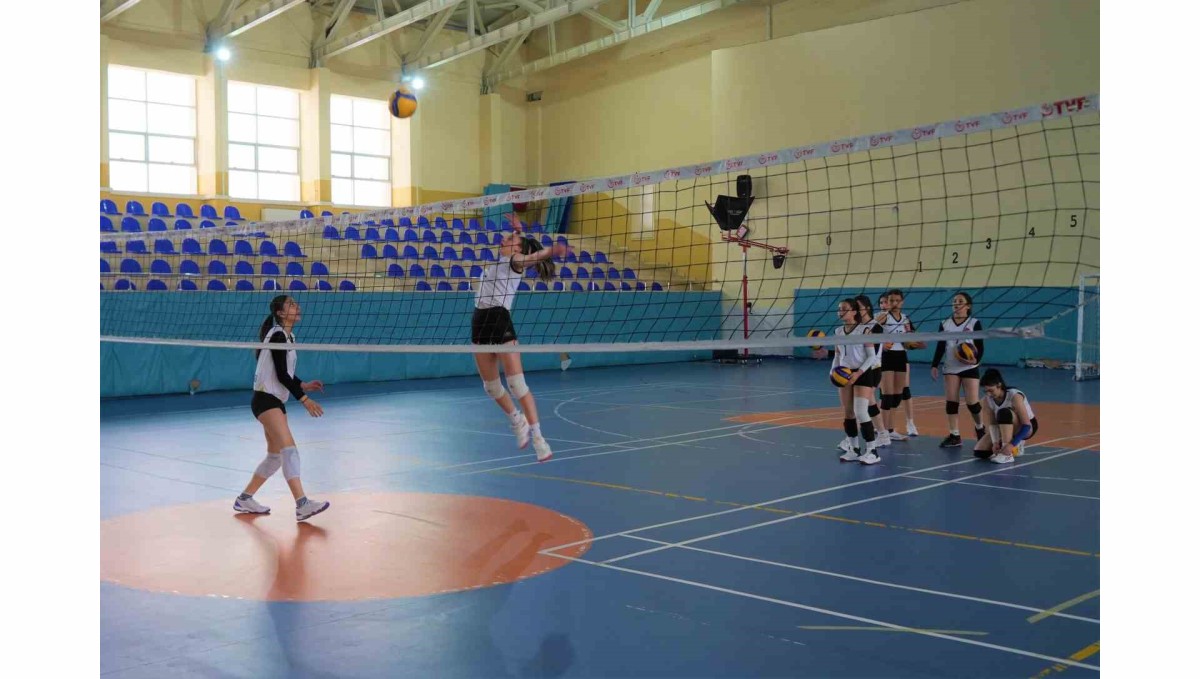 12 bin takım arasından zirveye çıkan Muş Spor Lisesi Kız Voleybol Takımı, Türkiye şampiyonasında