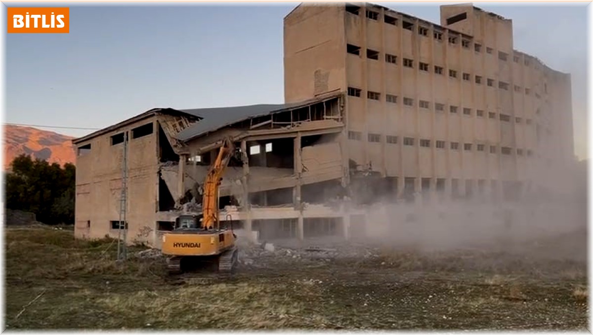 30 yıldan fazladır faaliyete giremeyen ruhsatsız un fabrikası yıktırıldı