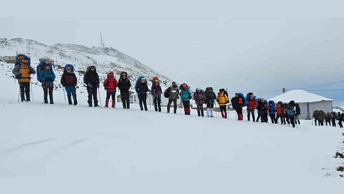 35 dağcı Süphan Dağı'na zirve yapamadan döndü