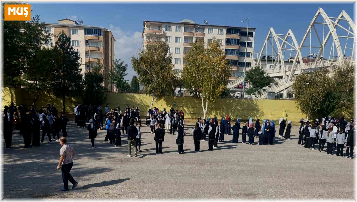 AFAD ekiplerinden öğretmen ve öğrencilere afet farkındalık eğitimi