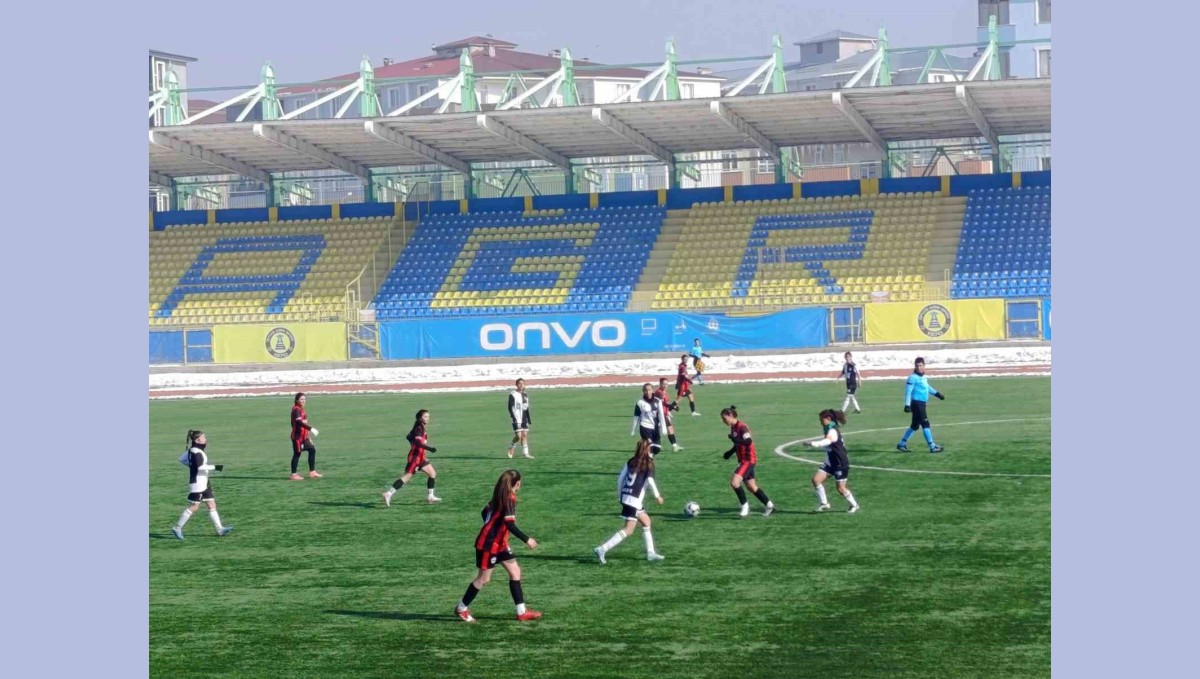 Ağrı Aile ve Sosyal Politikalar Gençlik ve Spor Kulübü Kadın Takımı, Kahramanmaraş Anadolu Spor'u 5-0 mağlup etti