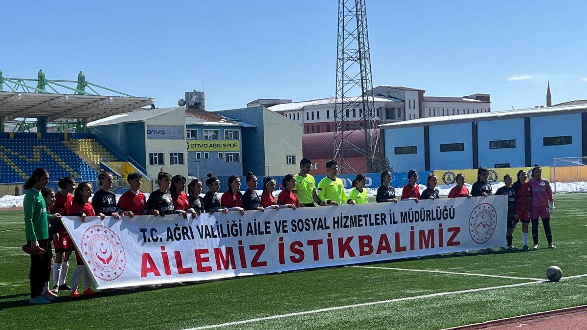 Ağrı Aile ve Sosyal Politikalar Gençlik ve Spor Kulübü Kadın Takımı, Silopi Belediyesi Spor Kulübü'nü 2-1 mağlup etti