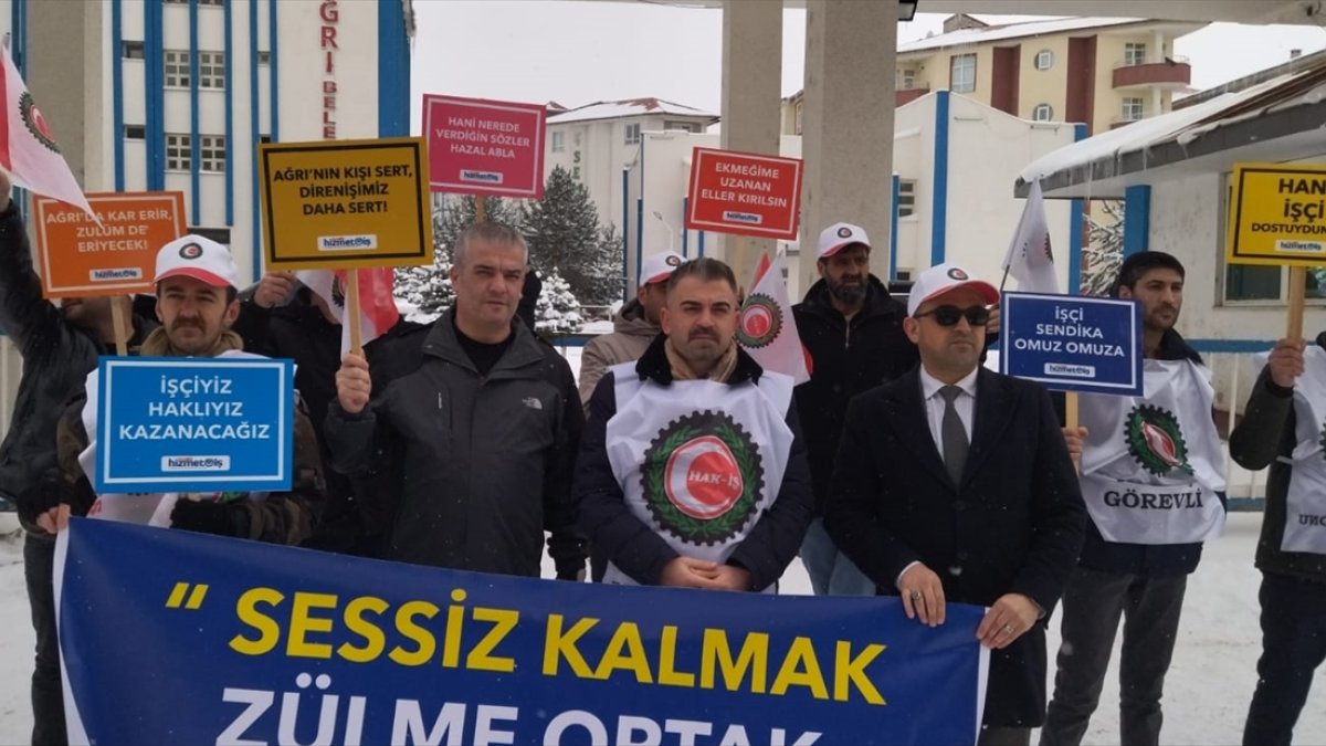 Ağrı Belediyesi'nde iş akdine son verilen işçiler görevlerine dönmeyi bekliyor