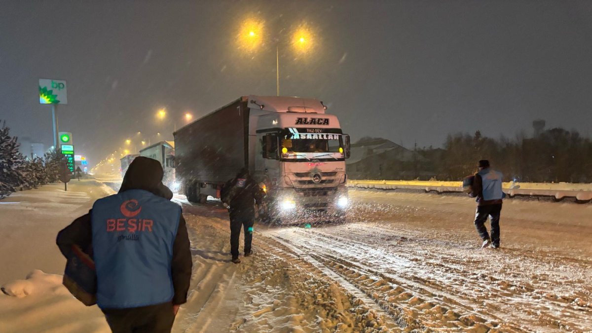 Ağrı çevre kara yollarında mahsur kalanlara Ağrı Beşir Derneği kumanya dağıttı