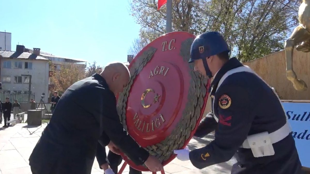 Ağrı'da 29 Ekim nedeniyle çelenk sunma töreni yapıldı