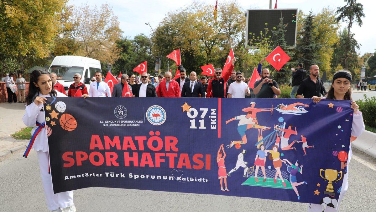 Ağrı'da Amatör Spor Haftası Coşkulu Kortej Yürüyüşü ile Başladı