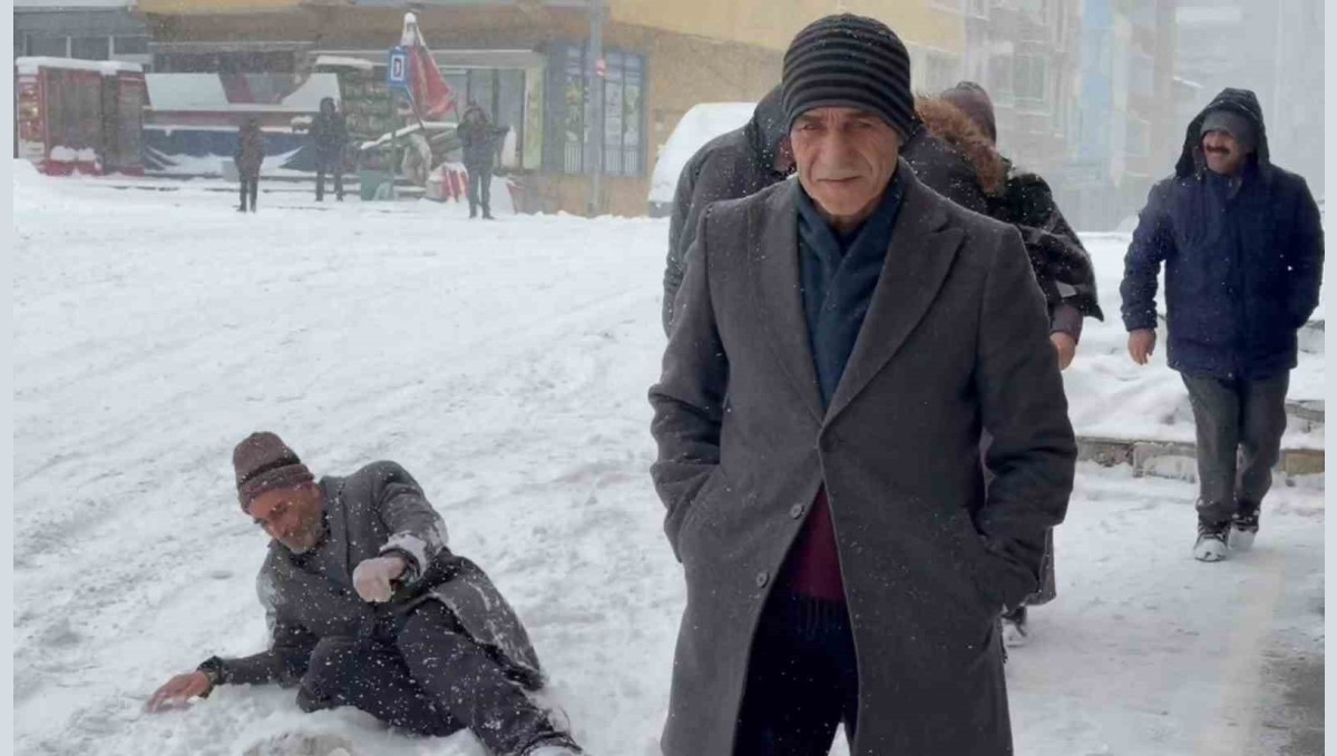 Ağrı'da cadde ve sokaklar buz pistine döndü