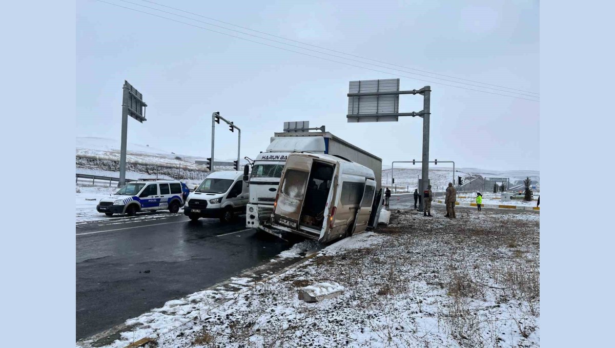 Ağrı'da çekici ile minibüs çarpıştı; 2'si ağır 8 yaralı