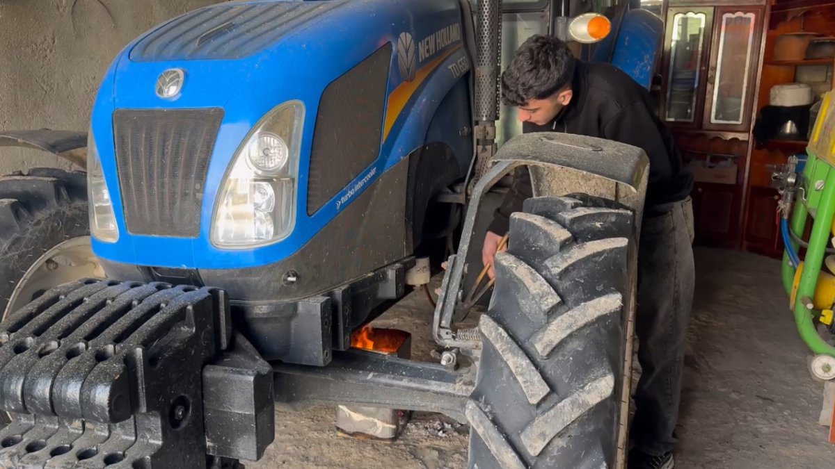 Ağrı'da, eksi 20'yi bulan soğuklarda vatandaşlar araçlarını çalıştırmak için altında ateş yaktı