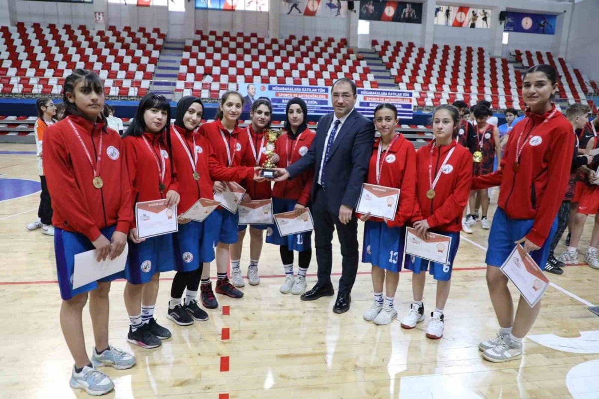 Ağrı'da gençler basketbol heyecanı sona erdi