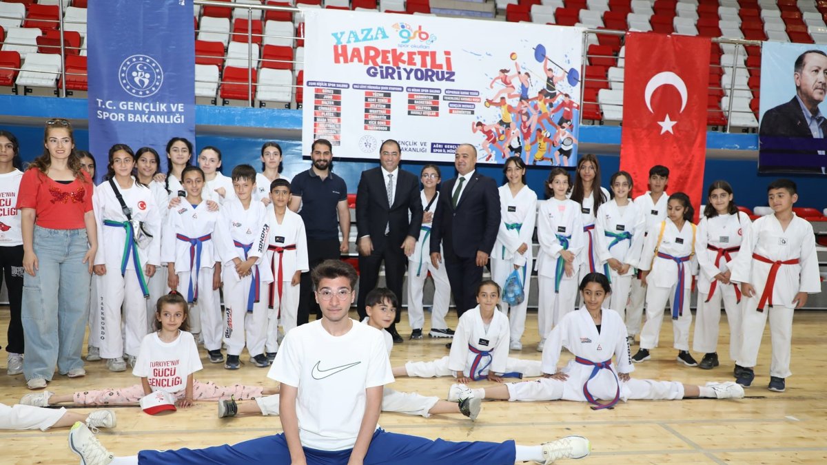 Ağrı'da GSB Spor Okulları halaylar eşliğinde açıldı